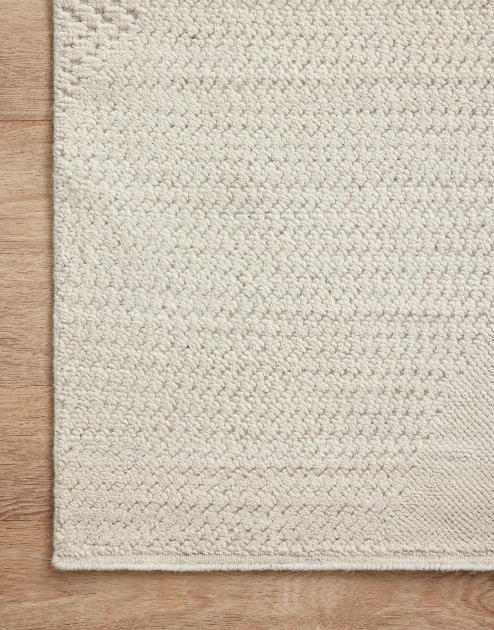 Hand Knotted Rug in Ivory.